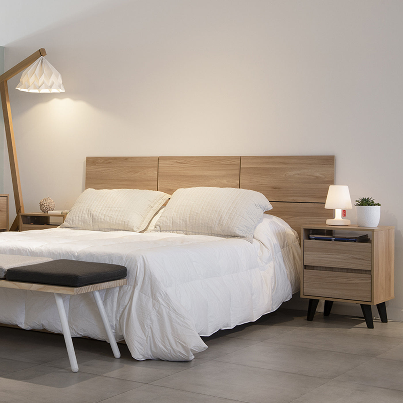 Dormitorio cálido con textiles y decoración Kenza