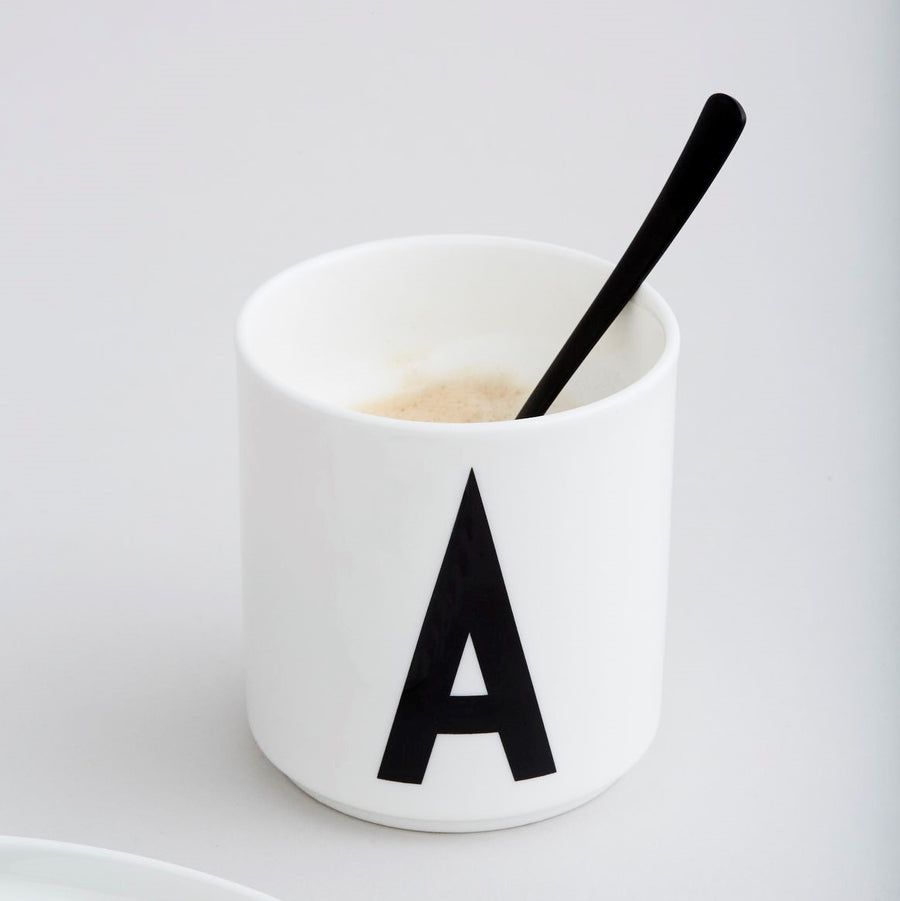 Taza blanca de Porcelana Design Letters de la A a la Z — Elige tu letra