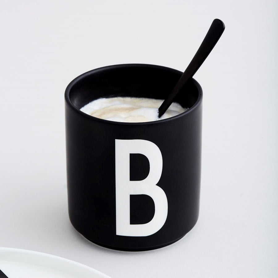 Taza negra de Porcelana Design Letters de la A a la Z — Elige tu letra